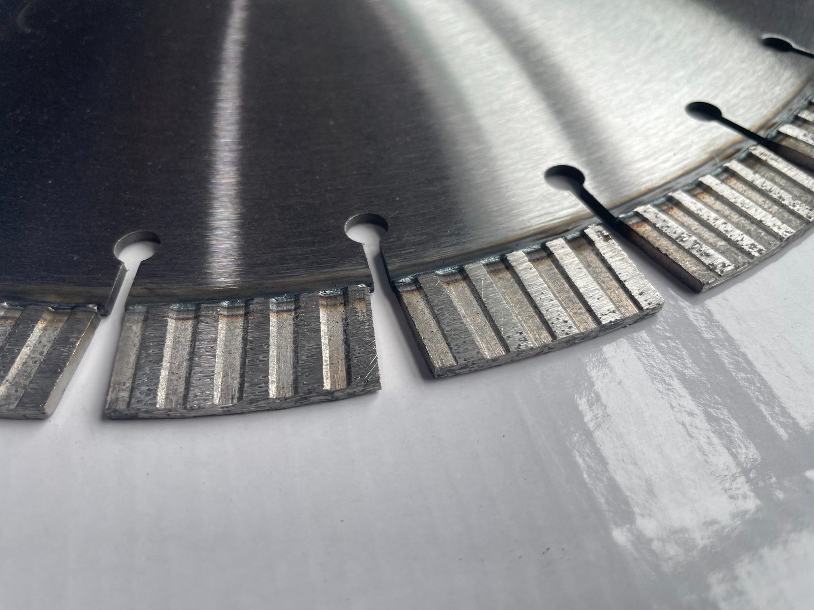 Concrete diamond saw blade welding detail
