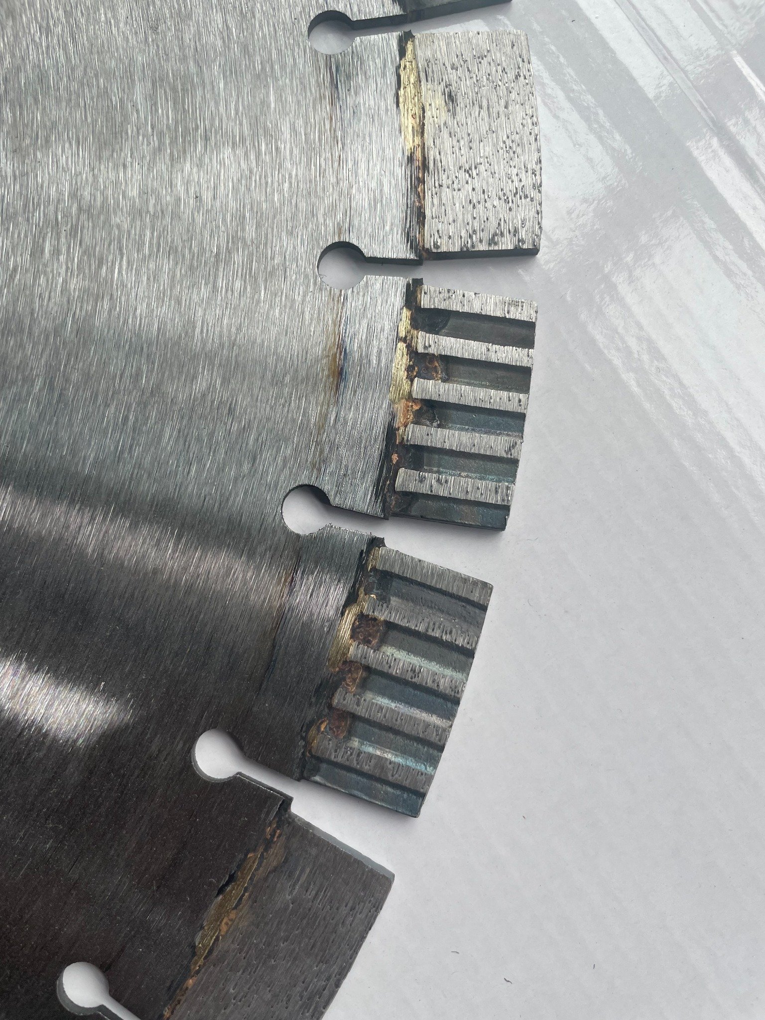 Concrete diamond saw blade segment structure